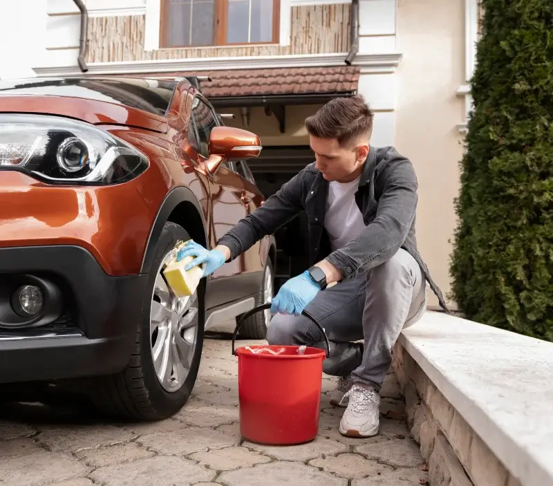 Lavage auto à domicile Malicorne-sur-Sarthe : professionnel intervenant sur un véhicule
